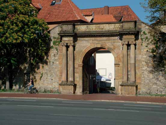 Abb. 20: Das Heger Tor (Waterloo-Denkmal) in Osnabrück, errichtet im Jahr 1817 Der Gault-Sandstein hat nur eine untergeordnete Bedeutung als Baustein gehabt und wurde vermutlich ausschließlich lokal