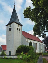 21: Rabber: Dreieinigkeitskirche Turm: 1924; Kirchenschiff Ziegel Der häufig rot gefärbte MK IId-Sandstein dürfte südlich Barkhausen im Steinbruch mit den