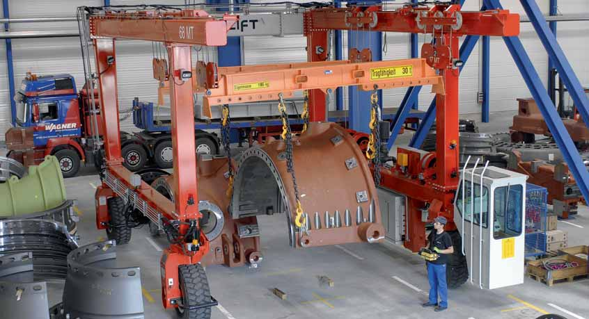60 Intralogistik Ein Mitarbeiter im Alstom-Logistikzentrum in Mannheim bedient einen sogenannten Gantry-Kran.