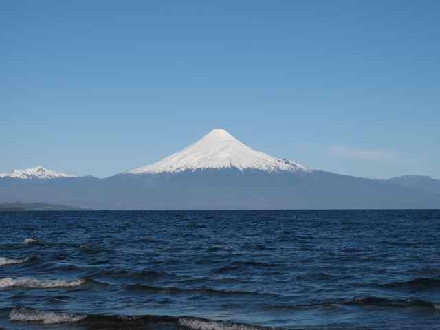 VULKANSKITOUREN IN CHILE 19. SEPTEMBER 4. OKTOBER 2015 MIT JÜRG ANDEREGG Die perfekten Skiberge stehen in Chile: Entlang dem Feuerring der Erde sind im Seengebiet mächtige Vulkane entstanden.
