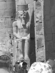 Mitte: Kolossalstatuen Ramses II. aus Sandstein am Ramses-Tempel in Abu Simbel.