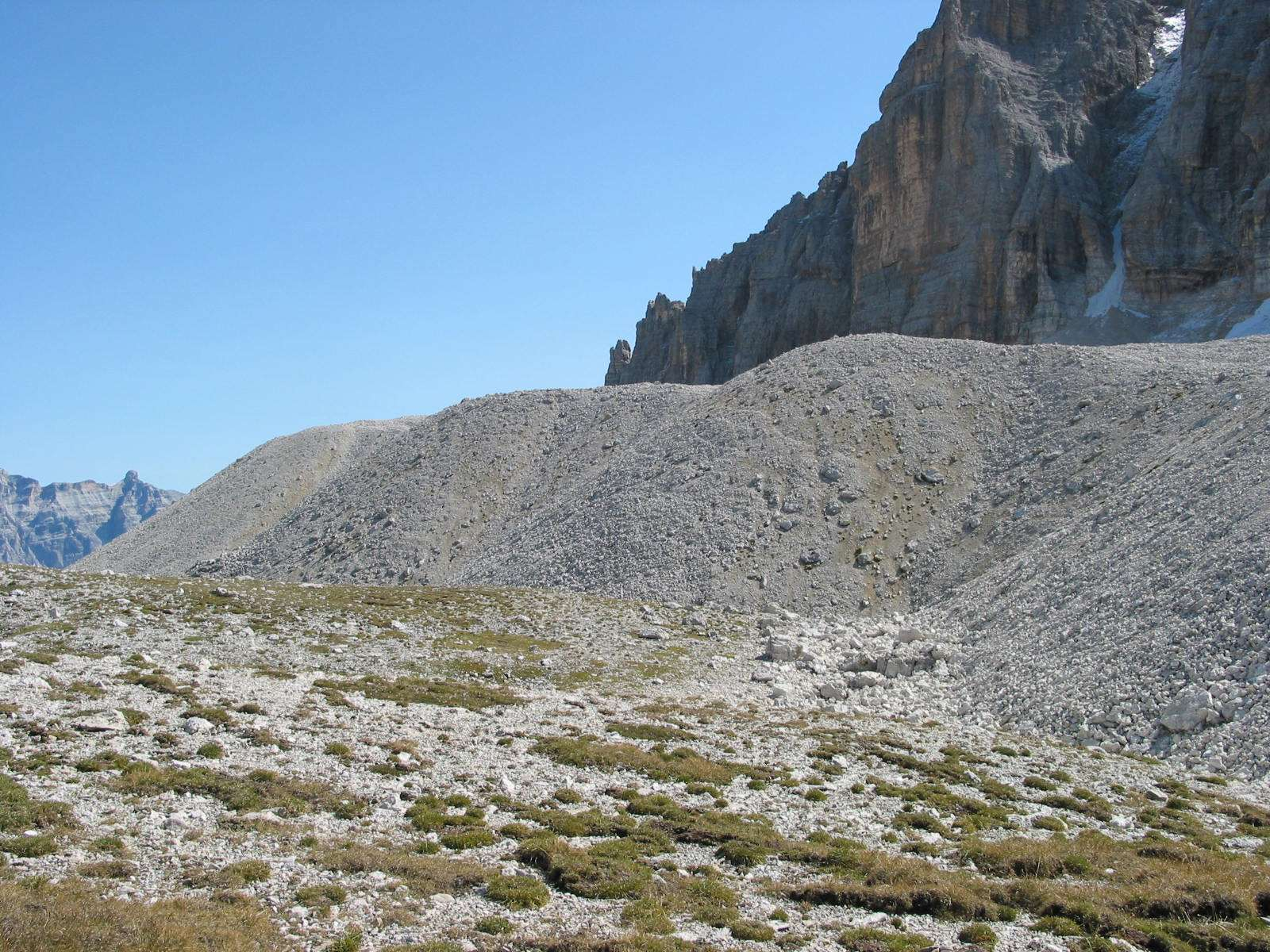 Einleitung: Was ist Permafrost? Unter Permafrost versteht man dauerhaft gefrorenen Boden oder Festgesteinsuntergrund, der im Sommer nur oberflächlich auftaut (Auftauschicht = aktive Lage).