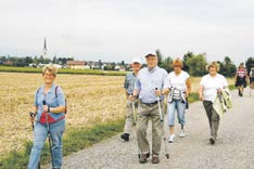 18 wir Innviertel Aktuelles aus den Ortsgruppen Bezirk Braunau Wanderfreudige Senioren. Beinahe 700 TN erwanderten am 16.8. die 5 bzw. 10 km lange Strecke in Neukirchen/Enknach.