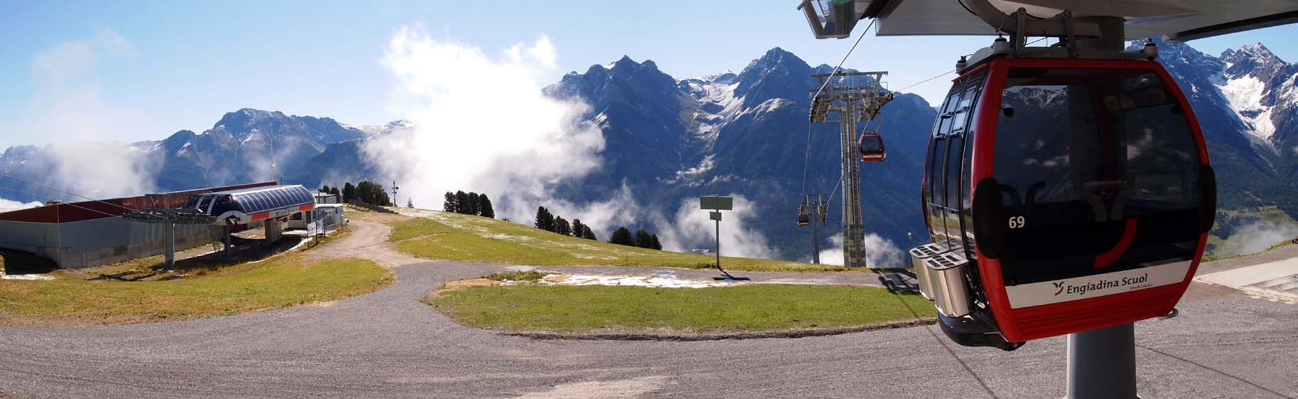 Bergstation Motta Naluns: Im Sommer kann man das Motta Naluns-Gebiet durch verschiedene Aktivitäten erleben. Z. B. beim Wandern, Biken, Trottinett fahren, Gleitschirm fliegen.