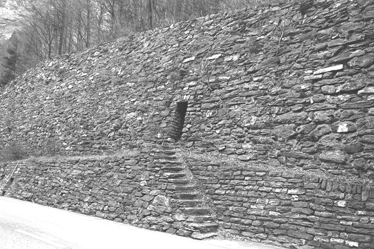 7. 1999) Die bergseitige Stützmauer in der Chlus ist «überhöht» und dient so gleichzeitig als Steinschlagschutz.