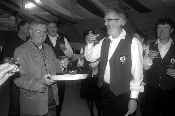 ) und Landrat Roland Weigert (rechts) Foto: LRA Neuburg-SOB Im Anschluss an den Gottesdienst am Kirchweihsonntag weihte unser Pfarrer Dr.