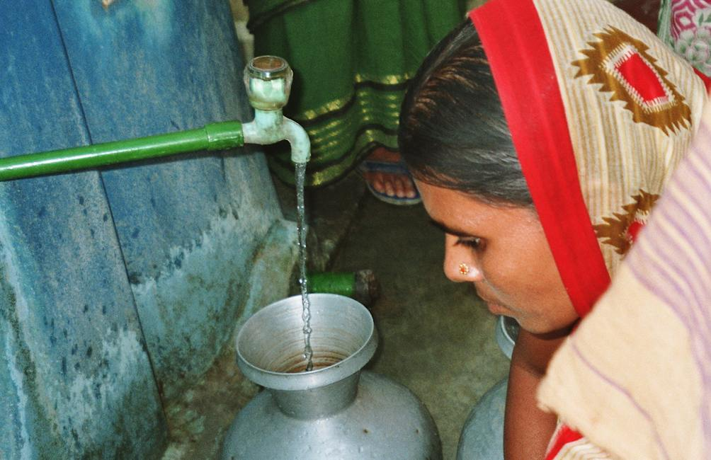 Brot für die Welt Sauberes Trinkwasser für 133 Dörfer Wie in vielen armen Ländern sind die hygienischen Verhältnisse im dicht besiedelten Bangladesh katastrophal. Viele Brunnen sind stark belastet.