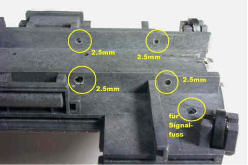 5 von 17 10.11.2013 17:23 Diese Löcher dienen später nur dem Anschluss der Lichtsignale. Bohren der Löcher für die Signale.