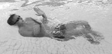 1 50 m Schwimmen Kombi-Übung Die Testperson befindet sich im Wasser und hält sich am Start-/Zielbeckenrand fest.