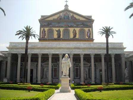 Bedeutende Kirchen San Giovanni in Laterano San Giovanni in Laterano ist die eigentliche Kirche des Papstes als Bischof von Rom und gehört somit zu den vier Patriarchalbasiliken.