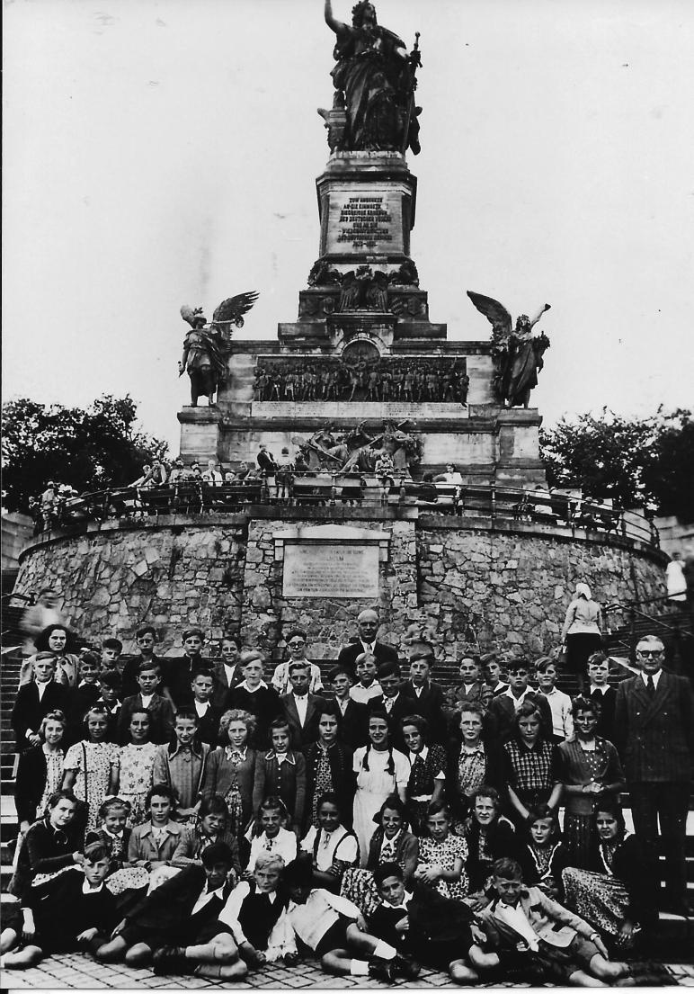 Im Jahre 1950 veranstaltete die Volksschule Gusenburg einen Ausflug nach Rüdesheim. Ziel war das in den Jahren 1877-1883 erbaute Niederwalddenkmal mit einer Gesamthöhe von 37,60 Meter.