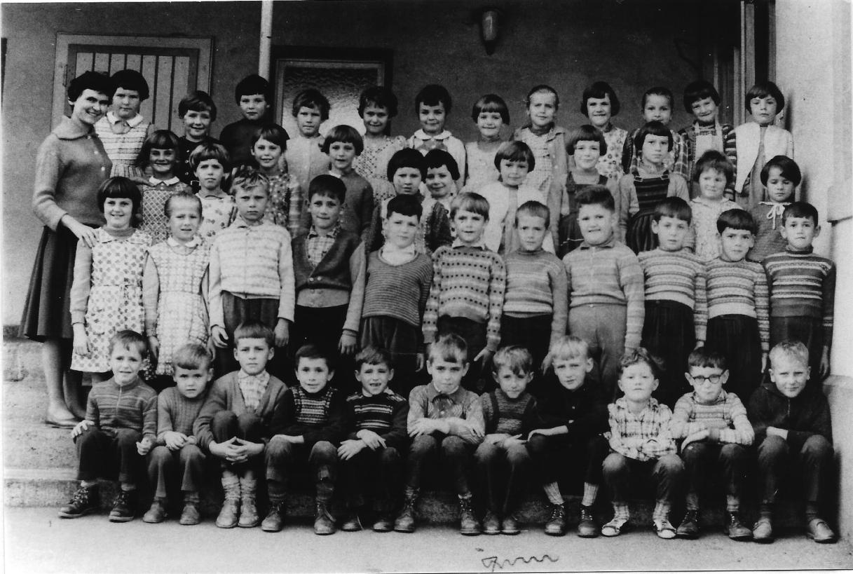 Die Aufnahme vom 05.10.1961 zeigt die Lehrerin Ursula Keilen (später verheiratete Schmitz-Wenzel) in Gusenburg vom 01.04.1960 bis 16.04.1963 sie unterrichtete 45 Kindern im 1. u. 2.