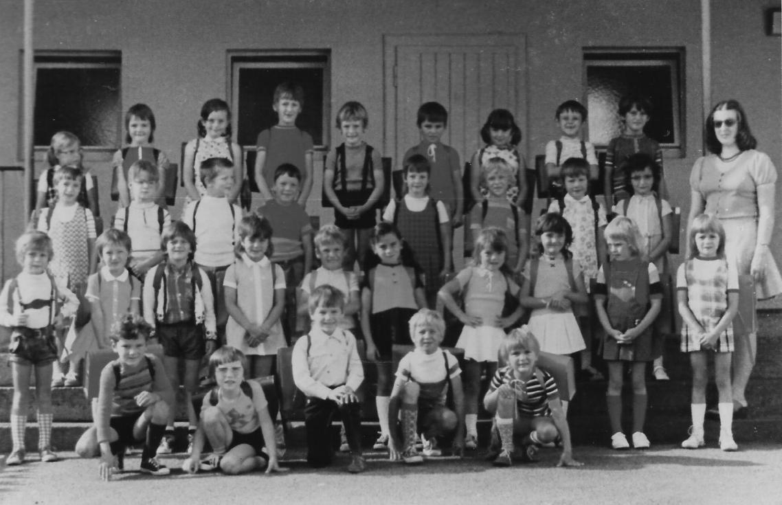 Grundschule Gusenburg Durch Organisationsverfügung der Bezirksregierung Trier vom 16.04.1973 wird für die Orte Gusenburg und Grimburg eine gemeinsame Grundschule mit Schulsitz in Gusenburg gegründet.