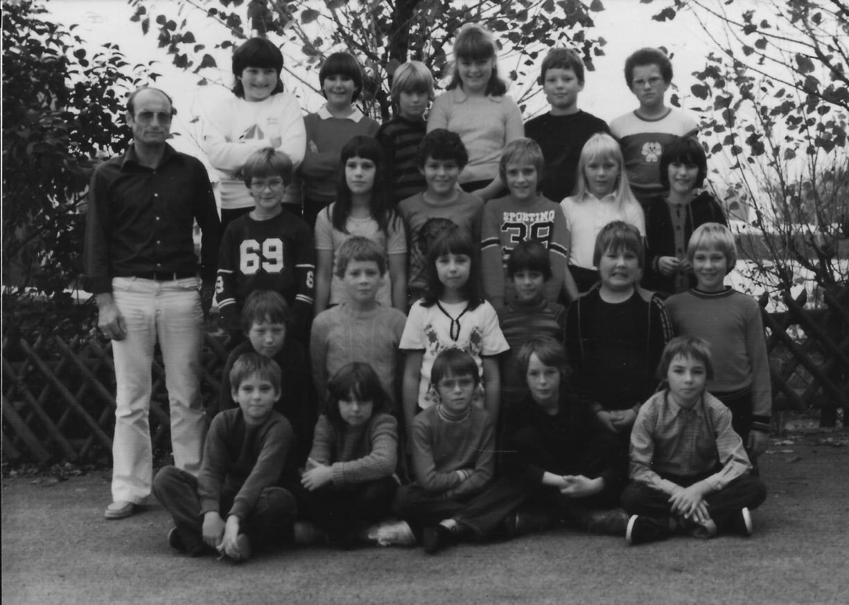 Diese Aufnahme zeigt das 4. Schuljahr im Jahre 1982 mit Hauptlehrer Josef Klaeser. Josef Klaeser kam am 01.08.1964 an unsere Schule. Am 01.