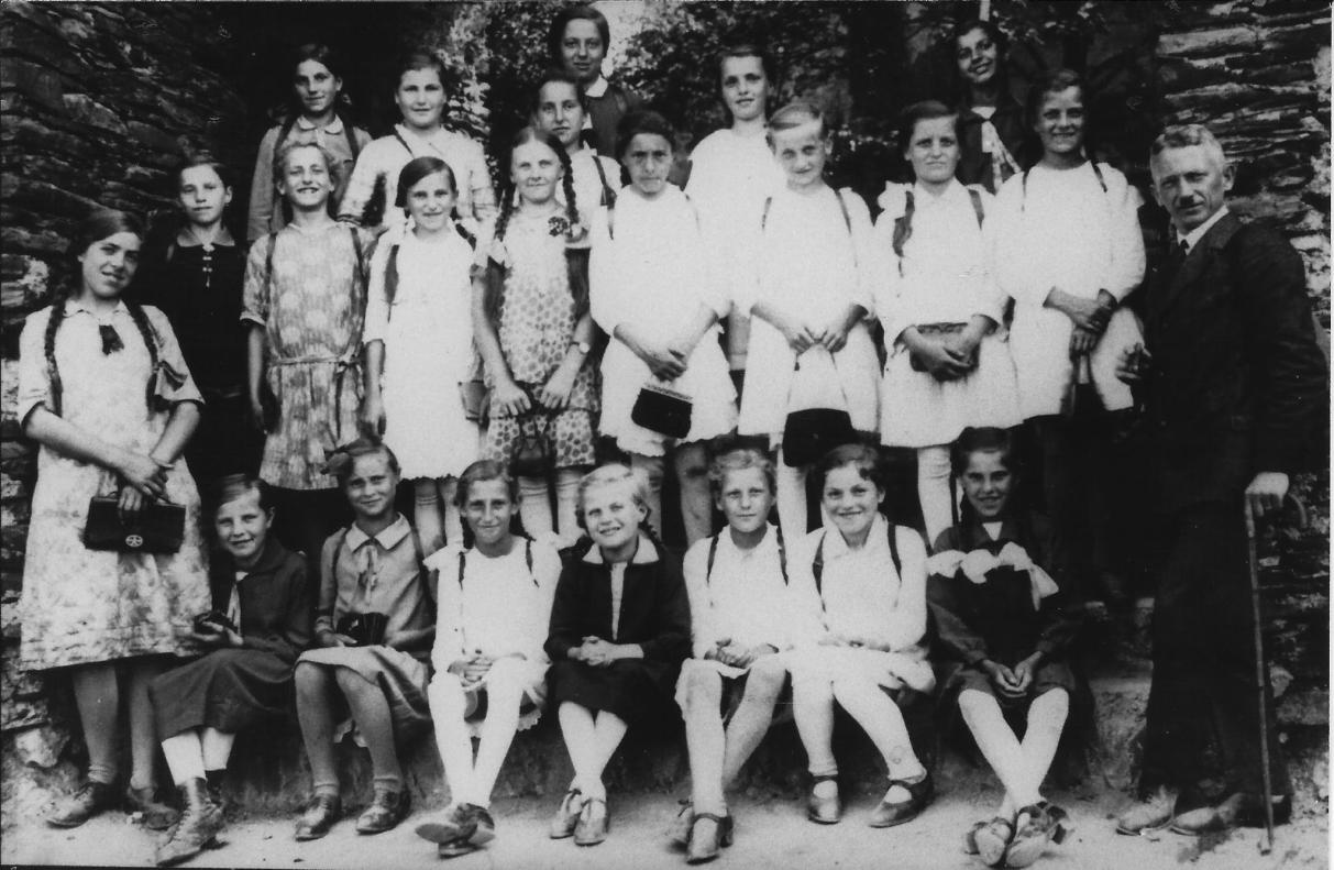 Aufnahme Anno 1929 mit Hauptlehrer Alois Welter Schulausflug nach Bernkastel Oberstufe Mädchen Von oben nach unten und von links: in (. ) Klammern der jeweilige Dorfname 1.