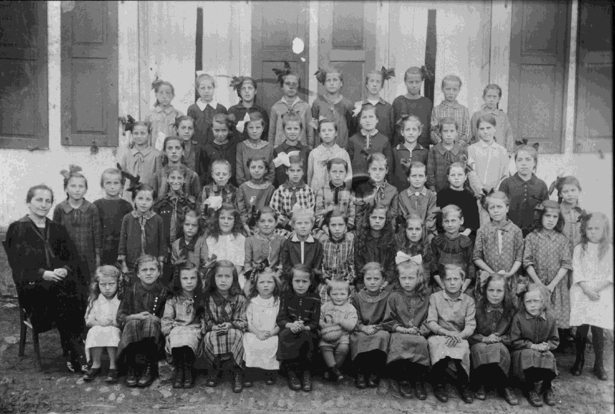 von oben v.l.n.r.: Mädchenklasse aus dem Jahre 1928 mit Lehrerin Anna Müller (1920-1936 in Gusenburg) 1.