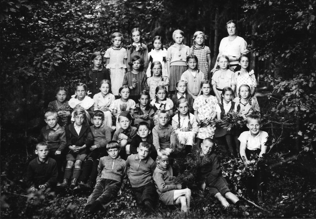 Das 5. u. 6. Schuljahr bei einem Wandertag im Jahre 1938 mit Lehrerin Scherer (Lehrerin in Gusenburg von 1935-1943) von oben, v.l.n.r.: 1.Reihe: 2.Reihe: 3.Reihe: 4.Reihe: 5.
