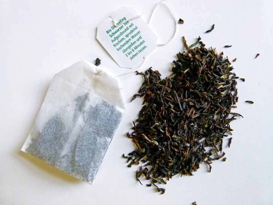 4 Heilpflanze Tee Bevor sich Tee zu einem Volksgetränk entwickelte, wurde die Teepflanze vor allem als Heilpflanze genutzt. Bereits um 2700 v. Chr.