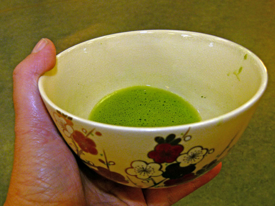 Abb. 9: Schale mit aufgeschäumtem grünem Tee Abb. 10: Japanische Teedosen So, wie die Geschmäcker verschieden sind, gibt es viele verschiedene Zubereitungsarten von Tee.