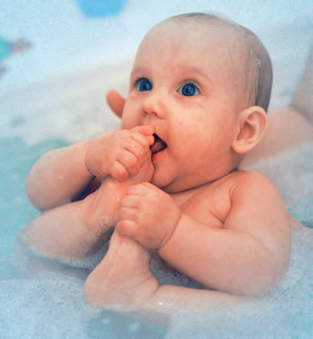 6 Das erste Mal baden Baden ist mehr als nur Saubermachen. Genießt die Zeit, die Ihr mit Eurem Kleinen verbringt das ist auch wichtig, um Eurem Baby Geborgenheit zu vermitteln.