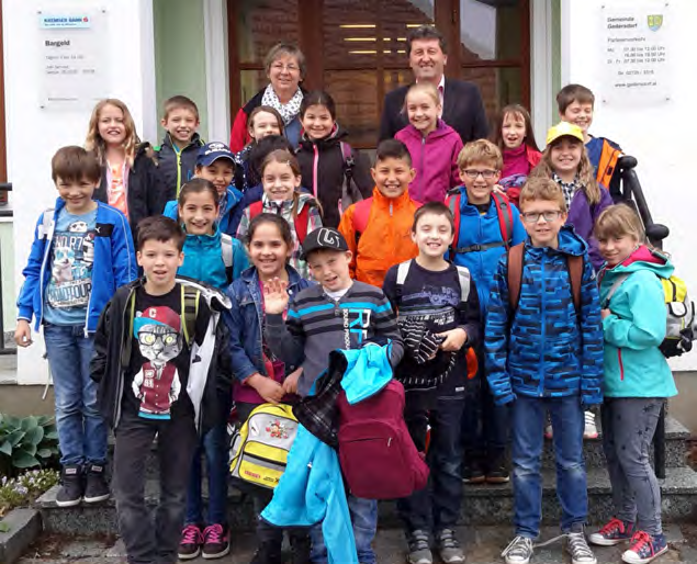 Mai 2015 besuchte die 3. Klasse der Volksschule das Gemeindeamt in Theiß. Der Bürgermeister begrüßte die Schüler und klärte sie über die Aufgaben der Gemeinde auf.