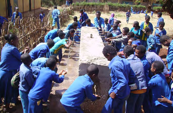 Zwei Trinkstellen mit je 18 Wasserhähnen stehen nun den Kindern am Schulgelände zur Verfügung. Hier können sie kostenlos trinken und sich notdürftig den Staub von Gesicht und Händen waschen.