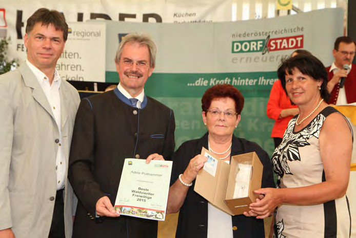 Karl Wilfing, in Vertretung von Landeshauptmann Dr. Erwin Pröll, und Maria Forstner (Obfrau der NÖ Dorf- und Stadterneuerung) den Ehrenpreis für die Gemeinde Gedersdorf an Fr.