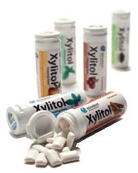 Zahnpflege-Produkte Xylit-Kaugummis Alle bei Xucker.de angebotenen Kaugummis sind frei von Süßstoffen. Aus diesem Grund schmecken sie auch nicht länger als wenige Minuten.