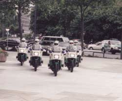 Wagenfolge: Polizei-Leitfahrzeug, Protokollfahrzeug, Motorrad-Ehreneskorte, Panzerwagen des Bundeskanzlers