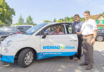 Nr. 07 21. Juli 2016 Bürgermeisterin Amt erhält Elektroauto von der WEMAG AG 2016. WEMAG-Vorstandsmitglied Caspar Baumgart (li.