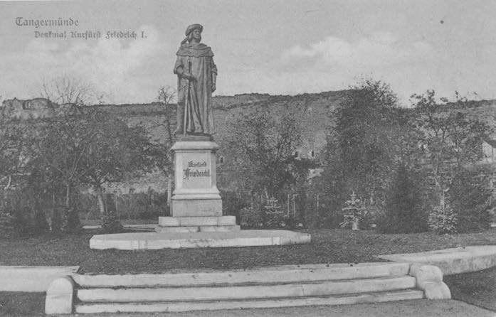 128 Karls IV. Das 2,80 m hohe Bronzestandbild des ersten Hohenzollernfürsten ruht auf einem 2,40 m hohen Sockel, der auf der Vorderseite die Inschrift trägt: Kurfürst Friedrich I.
