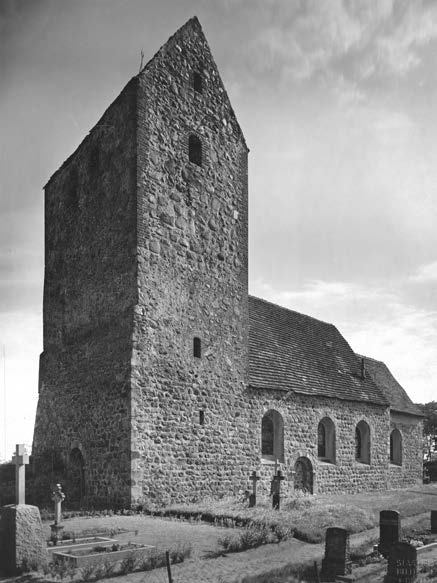 5 Die Kirche von Steinfeld und ihr romanischer Taufstein 1 von Ulf Frommhagen und Falko Grubitzsch Auf der einzigen natürlichen Erhebung, einer saaleeiszeitlichen Düne im Norden der Ortslage von