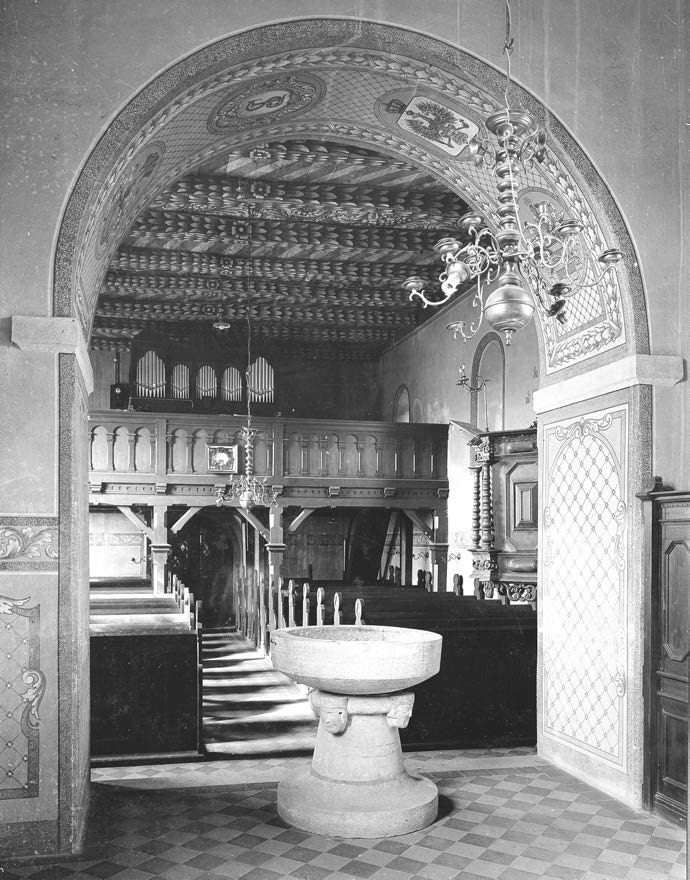 7 Abb. 4 Chor und Schiff nach der Neugestaltung, um 1900 Im Inneren der Kirche verbindet ein rundbogiger Triumphbogen Altarraum und Langhaus.
