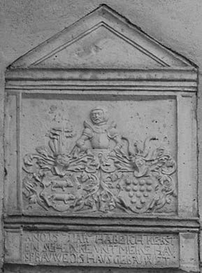 85 Abb. 7 Wappenstein der Eheleute Kersten (I.) Schenk und Catharina v. Bülow aus dem Jahre 1571 am Torhaus. Burg Flechtingen. Foto: H.