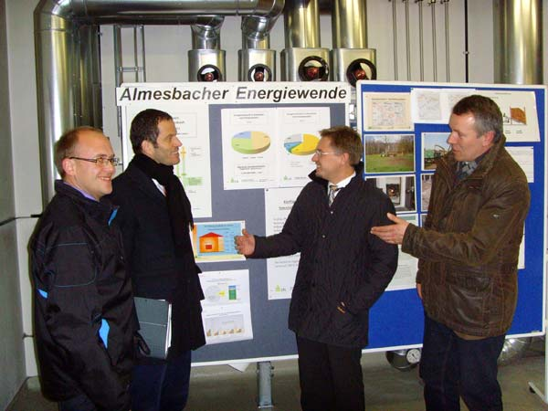6 von 9 14.12.2012 19:24 Beim Besuch des Lehr- Versuch- und Fachzentrums für Milchviehhaltung hat Leiter Helmut Konrad Tobias Reiß und mir das neue Energiekonzept der Einrichtung vorgestellt.
