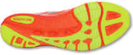 Die tiefen Kerben der Außensohle (Innerflex- Technologie) lassen den Fuß störungsfrei abrollen, und es macht einfach Spaß, mit diesem Schuh in höheres Tempo vorzustoßen.
