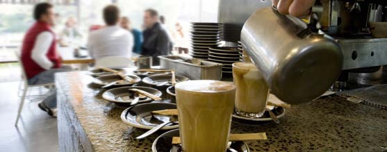 2. KAFFEE, TEE UND KAKAO WISSEN RUNDHERUM MARKT UND VERBRAUCH Kaffee ist das liebste Getränk der Bundesbürger. Im Jahr 2010 tranken sie durchschnittlich 150 Liter pro Kopf.