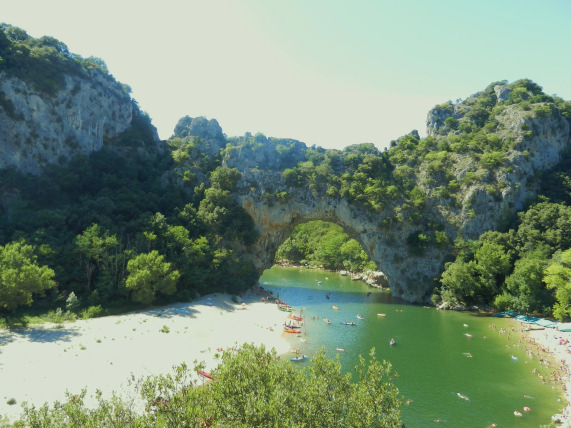Das Gebiet Du spürst die warme Sonne Südfrankreichs auf der Haut, die kühlen Wasser des Flusses Chassezac unter Dir und den rauen Fels an den Fingern: Klettererherz, was begehrst du mehr?