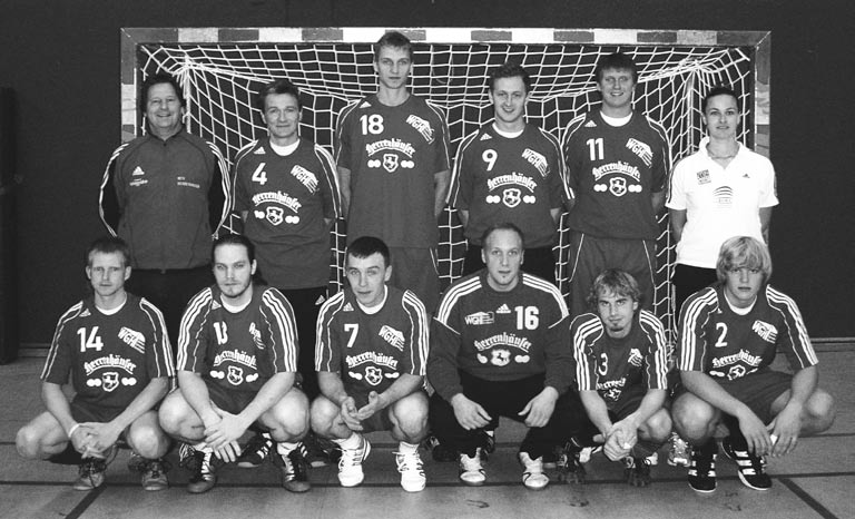 Handball 3 Die Herry Horses (gegen Hameln II) - Obere Reihe (v. l.): Trainer Uwe Koschützki, Wulf Oehlmann, Janek Quedenbaum, Torben Janssen, Alexander Krüger und Physiotherapeutin Janna Kindereit.