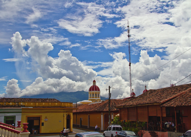 Humboldt). 3. TAG, PANAJACHEL - ATITLÁNSEE - ANTIGUA Bootsfahrt zum Tzutuhildorf Santiago Atitlán und Besuch des farbenfrohen Marktes.