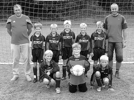 Fußball E-Junioren 14 Kinder spielten in der Serie 2005/2006 in der E-Jugend. In der Hinserie belegten sie in der Gruppe IV unangefochten den ersten Platz. Alle acht Spiele wurden gewonnen.