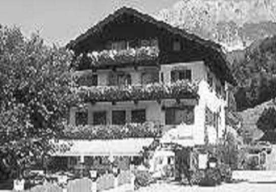 Unsere Unterkunft, der Gasthof Zum Wilden Kaiser, liegt in zentraler Lage, nur ca. 200 m von den Bergbahnen entfernt. Infos unter www.skiwelt.