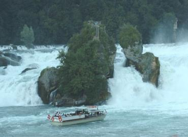 Rheinfall-Bustour Die Fahrt zum Rheinfall in der Nordschweiz führt Sie während dieses 3-stündigen Ausflugs mit dem Reisebus durch das malerische Bauerndorf Marthalen mit seinen traditionellen