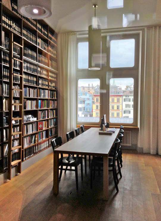Im Salon mehrere Steckdosen Die einzige Zürcher Bibliothek, die auch an Sonn- und den meisten Feiertagen geöffnet ist Limmatquai 62, 8001 Zürich literaturhaus.ch 47 22'19.13"N, 8 32'34.