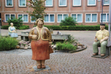 DIE ROUTE 42 42 Lechnerfiguren Auf dem Rathausvorplatz freuen sich die Lechnerfiguren über Ihren Besuch: Frau Peters und Herr Hagen kamen im Jahr 2002 als Neubürger in die Stadt.