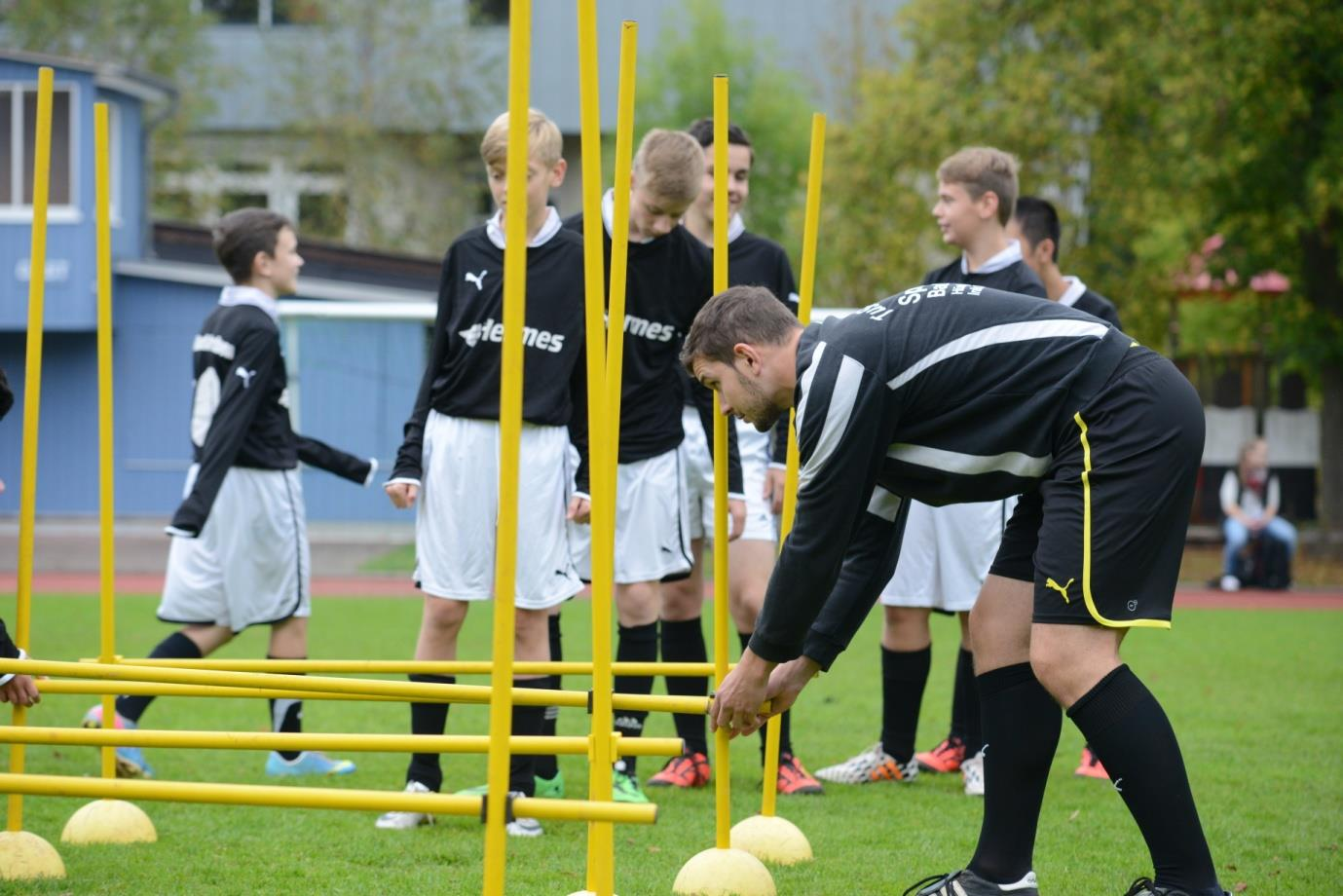 Das Training Wir orientieren uns bei den Trainingsinhalten, den Leitlinien unserer Trainer, den Trainingszielen unserer Jugendmannschaften an der Ausbildungskonzeption des DFB.