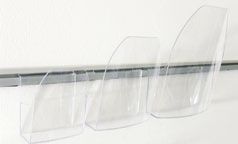 le tasche portadepliant in materiale plastico trasparente stampato ad iniezione si inseriscono e si spostano facilmente sul binario.