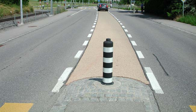 Diese Farbe dürfte in den allermeisten Fällen mit dem Ortsbild harmonieren. Zollikofen, Gemeindestrasse Die Gestaltung umfasst den gesamten Mehrzweckstreifen.