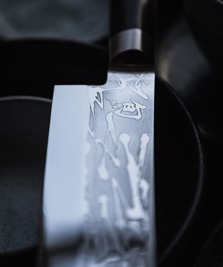 Die Shun Pro Sho Klinge Die Klinge des Messers ist aus korrosionsbeständigem VG 10 Stahl mit einer Härte von 61 (±1) HRC gefertigt.