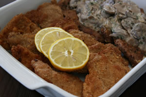 Schweinemedaillons mit Pilzen Kleine Schnitzel- und Steakvariationen Saftige Medaillons vom Schweinefilet in einer cremigen Pilzsauce mit Champignonstückchen.